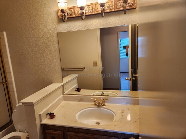 Building Photo - Spacious 4 Bed/2 Bath /1,970 square foot h...