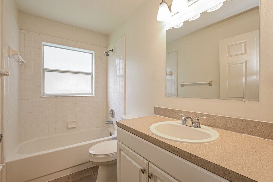 Building Photo - 813 Shell Ln