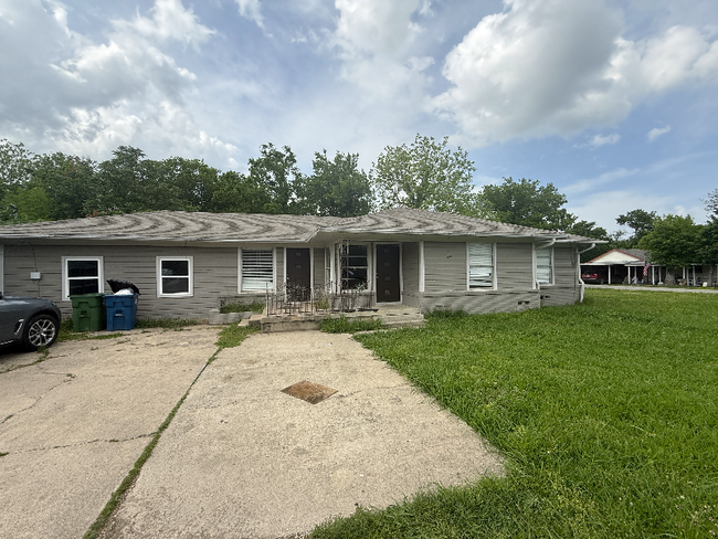 Primary Photo - 801 Pecan St