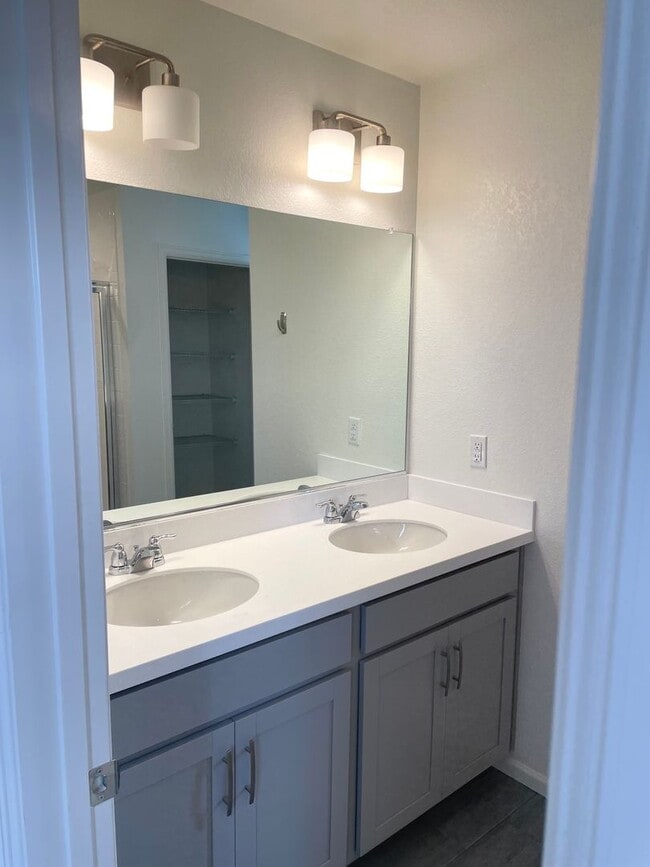 Building Photo - Beautiful 4bd 3.5 bath townhome for rent