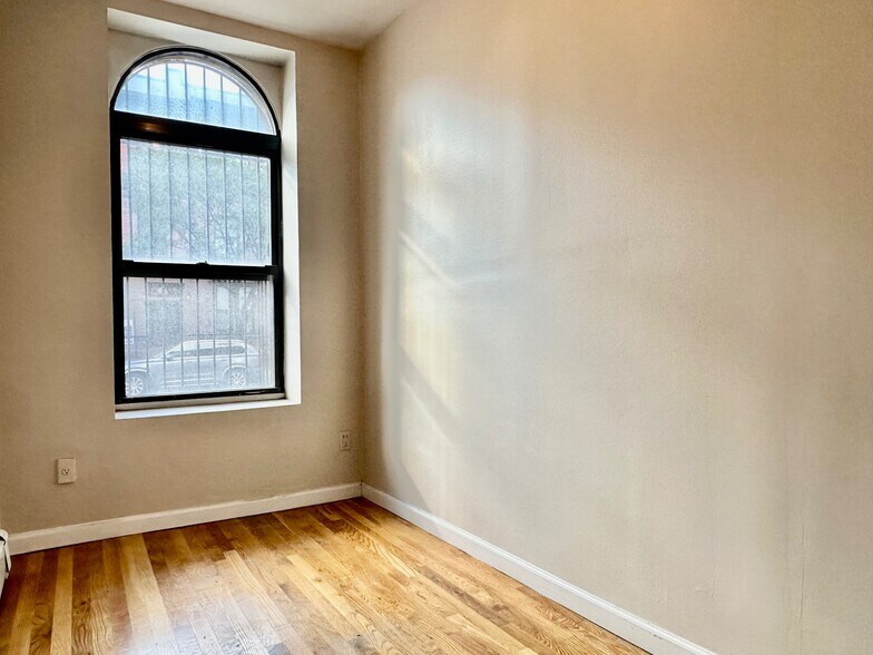 Building Photo - 386 Manhattan Ave