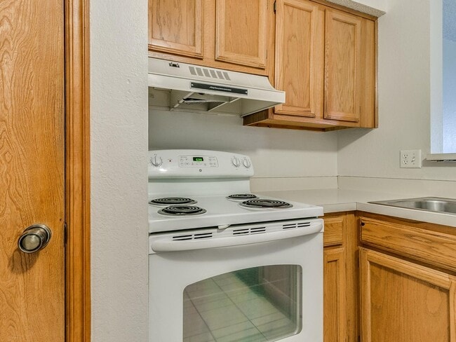 Building Photo - Adorable duplex in Norman