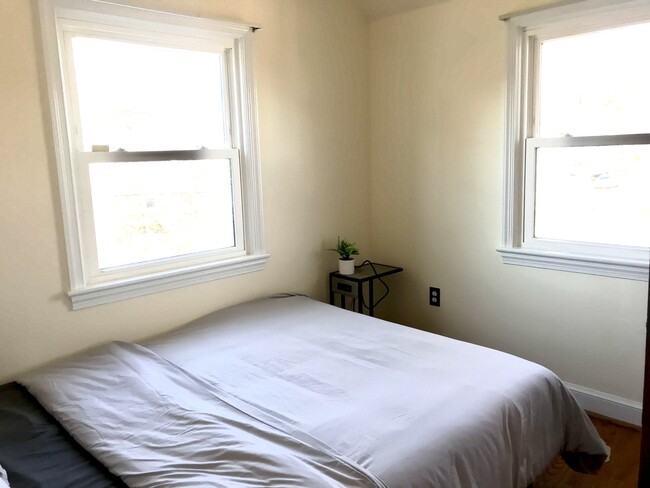 Bedroom #3: Two large windows, nice view - 4806 Cherokee St