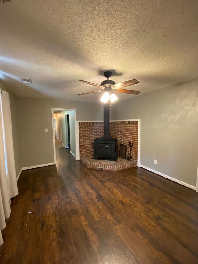 Building Photo - Charming 3-Bedroom Ranch !! "ASK ABOUT OUR...