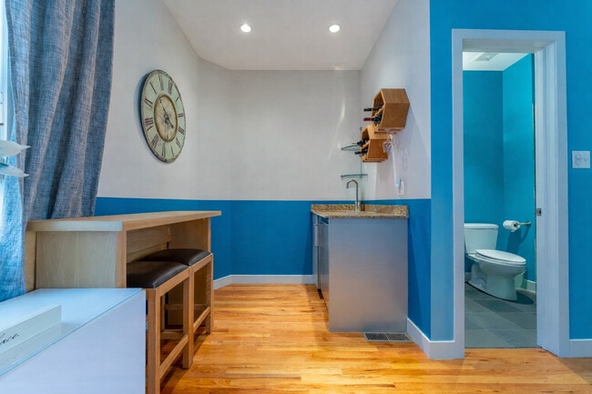 Building Photo - 2300 W Armitage Ave