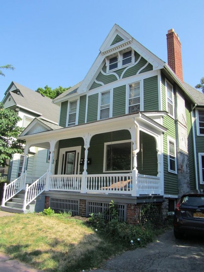 Primary Photo - 630 University Ave