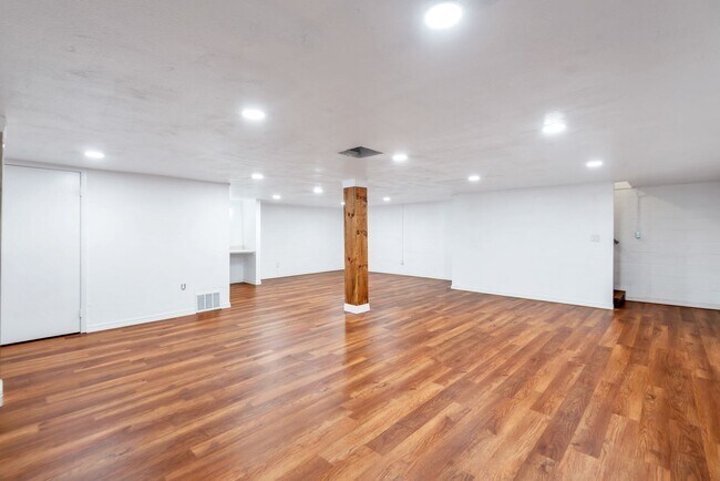 Building Photo - Great 6 Bedroom home near ASU with large BASEMENT