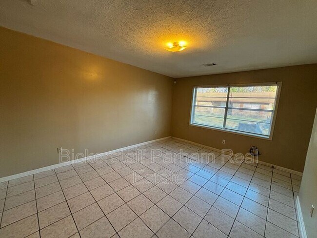 Building Photo - 621 Hughes St