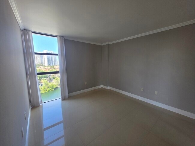 Building Photo - 3701 N Country Club Dr