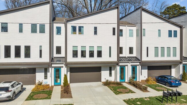 Building Photo - 1553 Pinecrest Ave