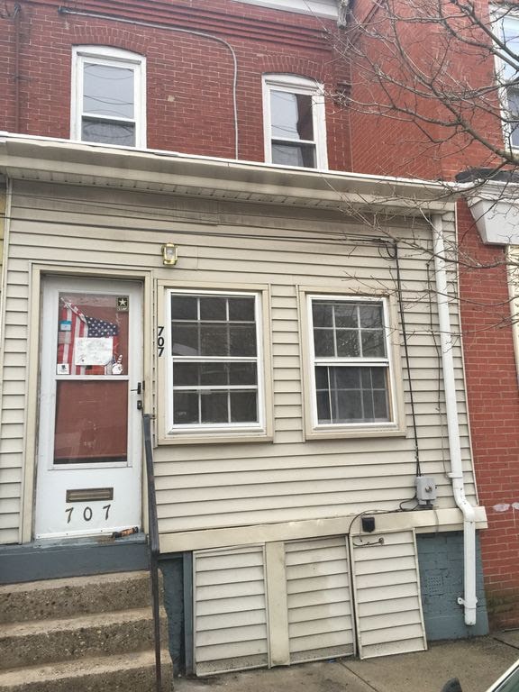 Building Photo - Great Home! New Kitchen with Granite Counters! Large Living Room!