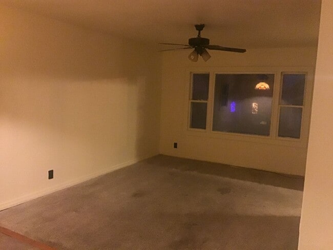 Building Photo - 4 Bedroom 1.5 bathroom Single Family Home