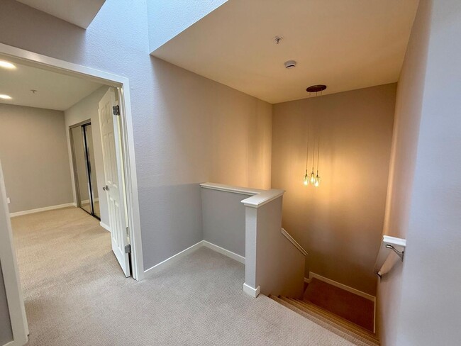 Building Photo - REMODELED FOUR BEDROOM / THREE BATH TOWNHOUSE IN COURTYARD AT PATRIDGE KNOLLS
