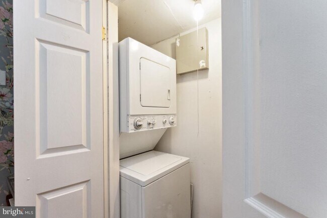 Building Photo - 902 D St SE