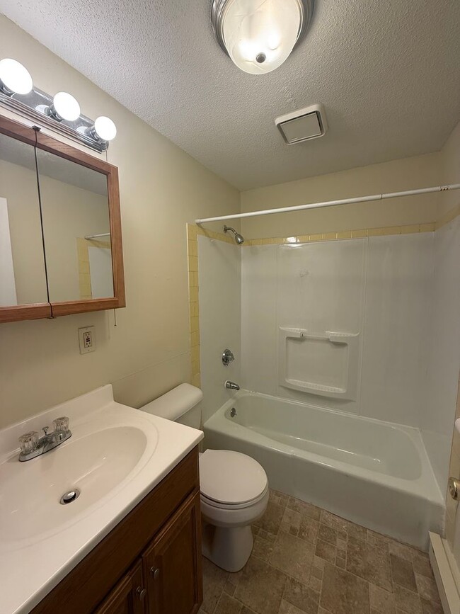 Building Photo - Renovated Gardner 2 Bed