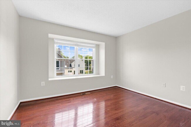 Building Photo - 461 Foxridge Dr SW