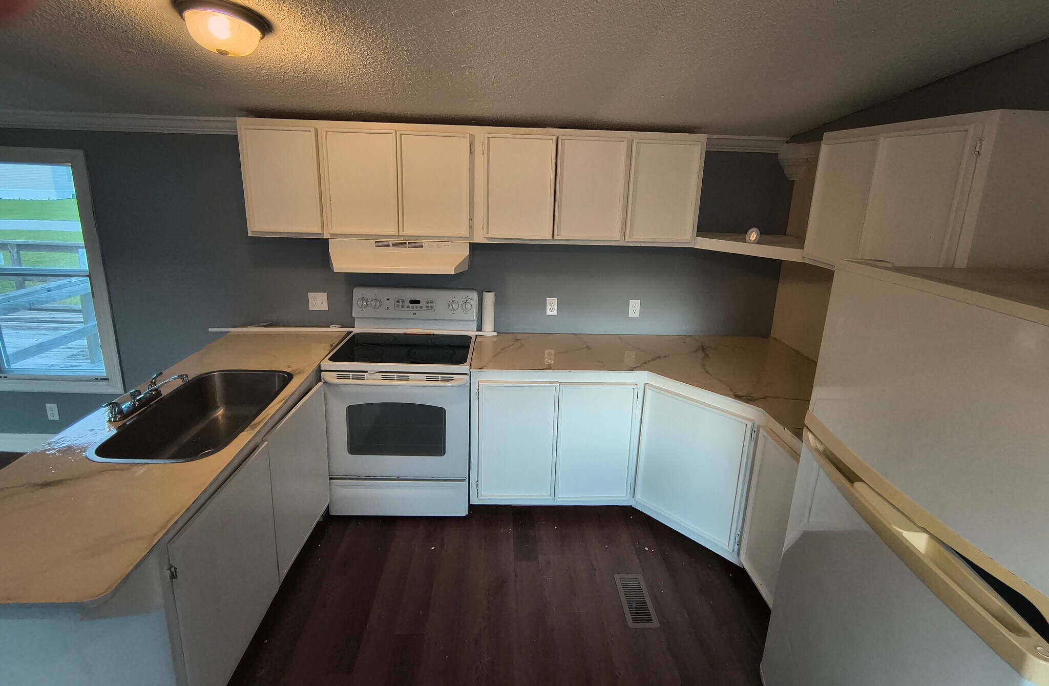 Kitchen - 3055 Alice Dr