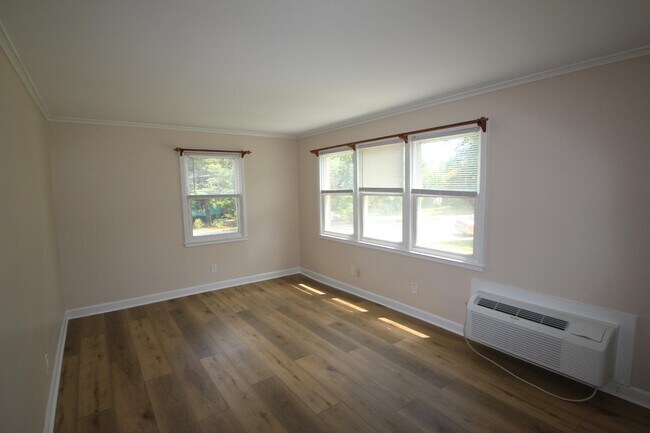 Building Photo - 805 Daniels St