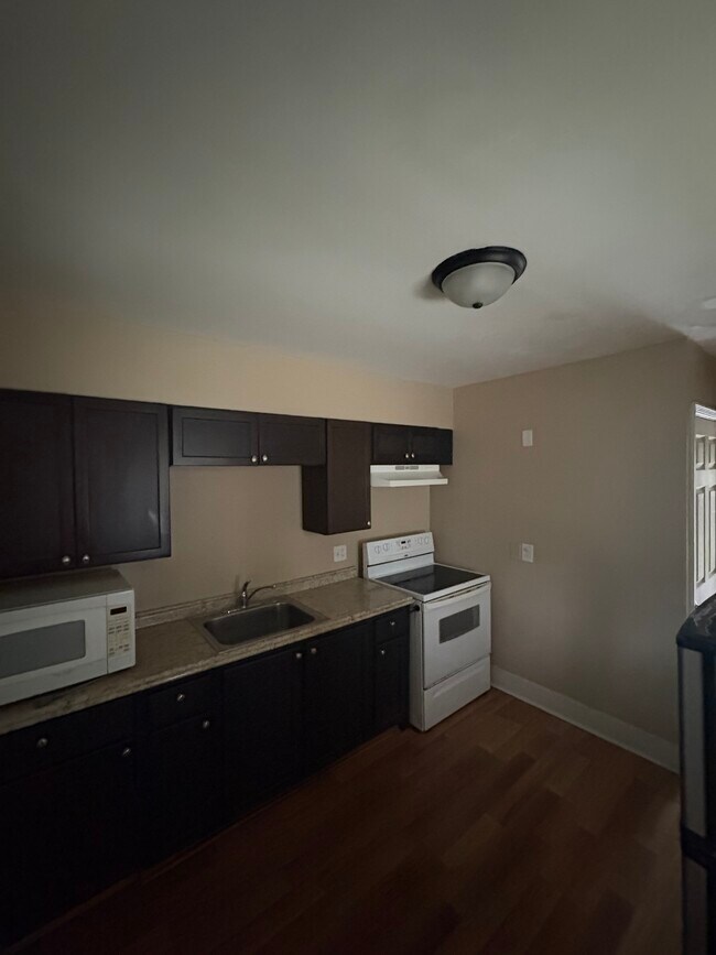 Building Photo - 1494 E 25th Ave