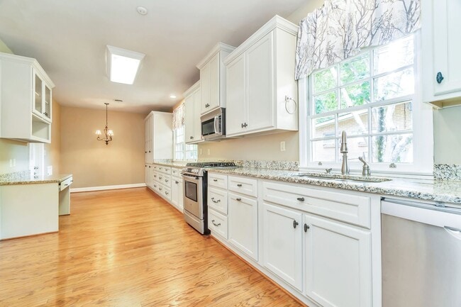 Building Photo - ** 3 bed 2 bath located in McGehee Estate ...