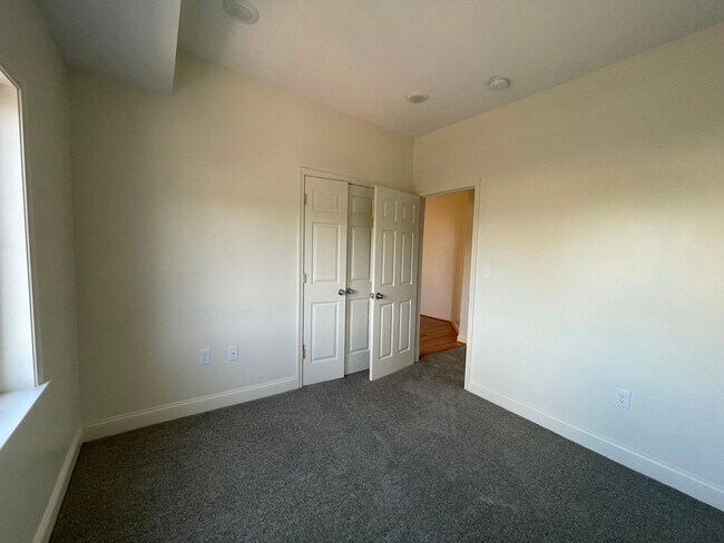 Building Photo - 6905 Belair Rd