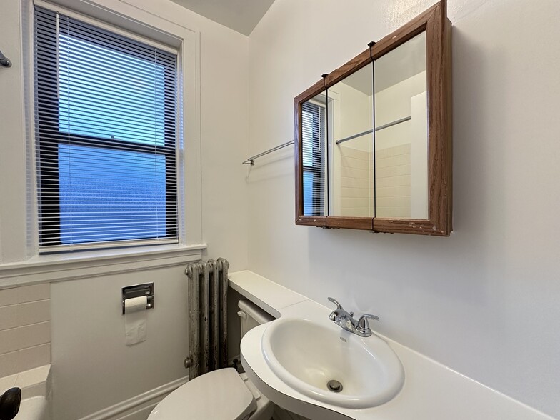 Building Photo - 1913 W Larchmont Ave