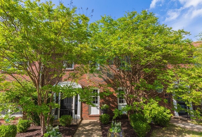 Building Photo - Elegant, updated Pleasant Valley townhome in the heart of WLR