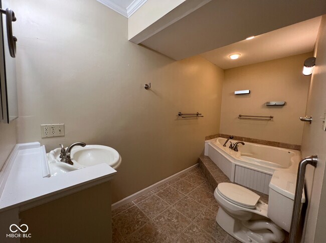 Building Photo - 1727 Creekside Ln W