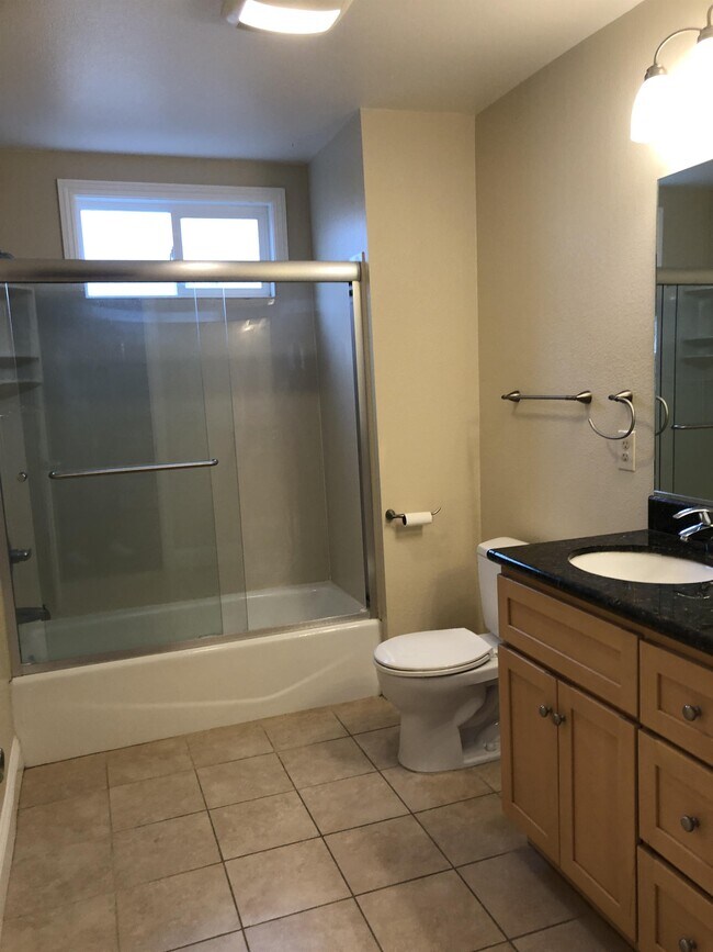 Building Photo - 873 Apgar St