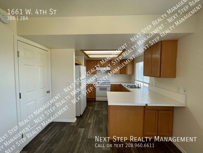 Building Photo - 1661 W 4th St