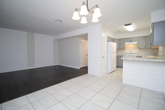 Building Photo - Spacious 3BR Townhome Near Pensacola State College with Flex Room, Private Balcony & Fenced Backy...