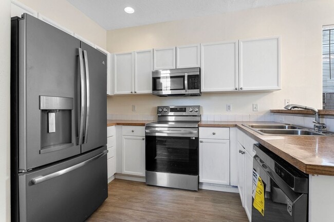 Building Photo - Large 3 bedroom 2.5 Bath Home! Tour Today!