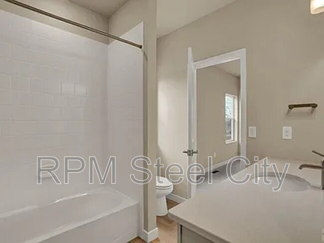 Building Photo - 753 S Laurue Dr