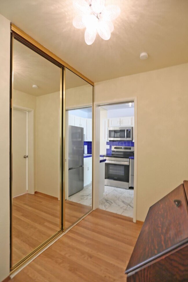 Building Photo - 439 Greenwich St