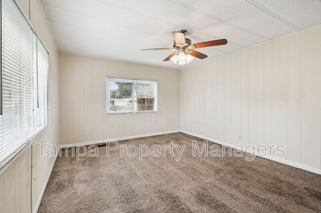 Building Photo - 242 Country Ln