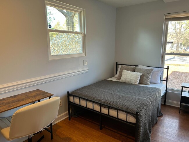 Building Photo - 900 Newcombe Rd