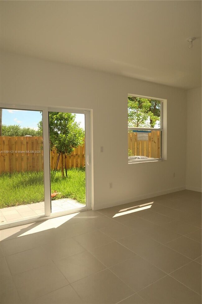 Building Photo - 1517 SE 27th Dr