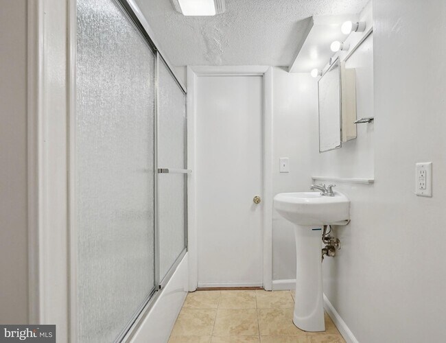 Building Photo - 7405 Columbia Ave