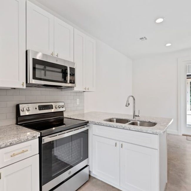 Building Photo - 1 Bed 1.5 Bath Condo Near Campus!