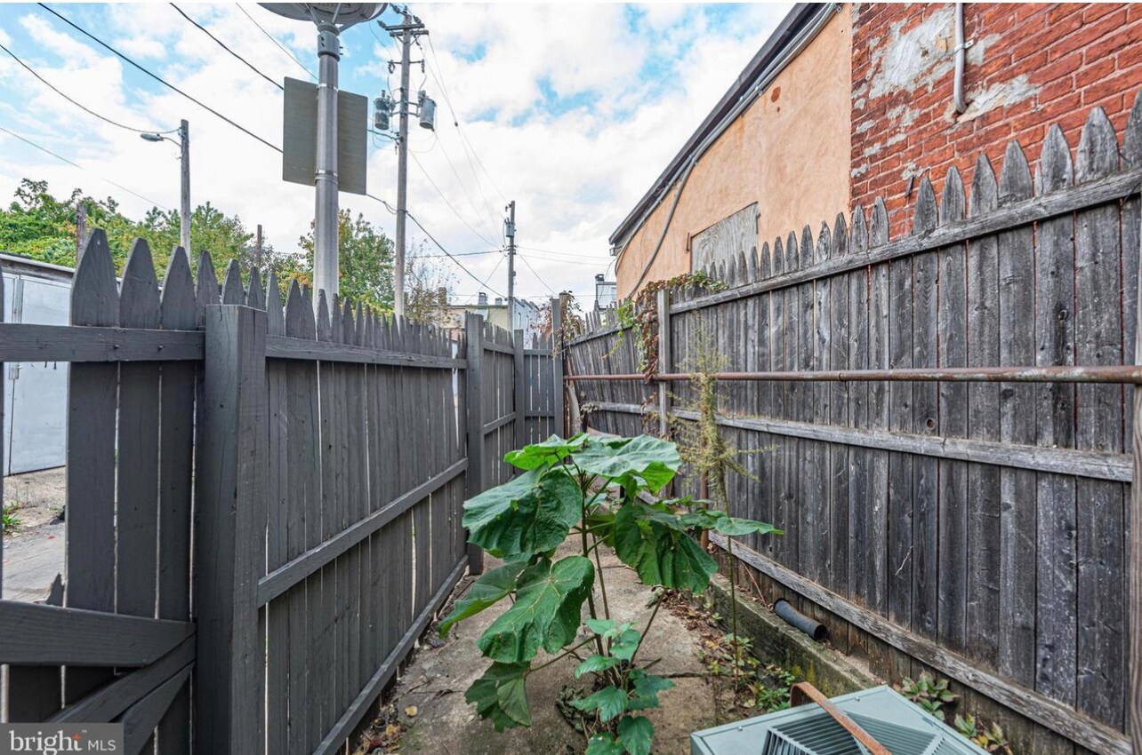 Building Photo - 1828 Wilkens Ave