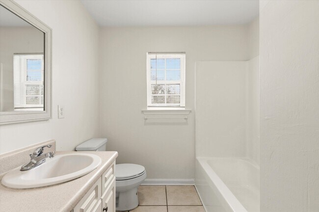 Building Photo - 735 Putnam Dr