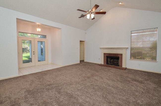 Building Photo - 811 Spring Valley Ct