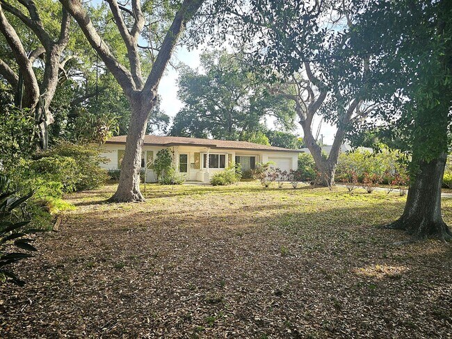 Building Photo - Lake Pasadena - Charming 2 Bedroom Home with Spacious Yard