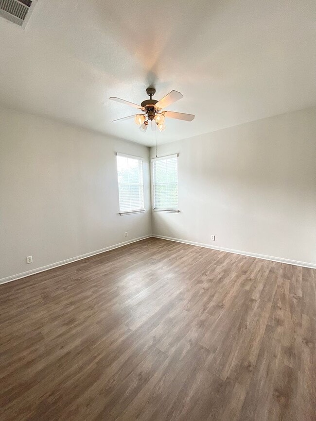 Building Photo - 2406 Allred Dr