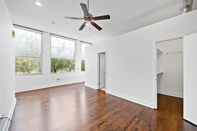 Building Photo - 1312 Live Oak St