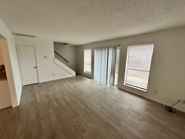 Building Photo - Spacious 2-Bedroom, 1.5-Bath Duplex!