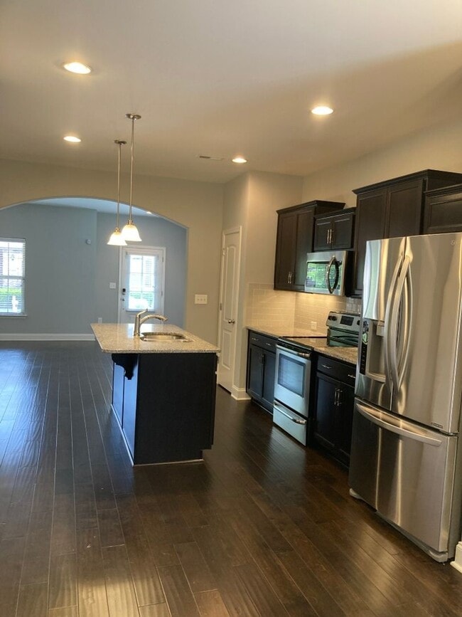 Building Photo - End Unit Condo in Shadow Green of Franklin