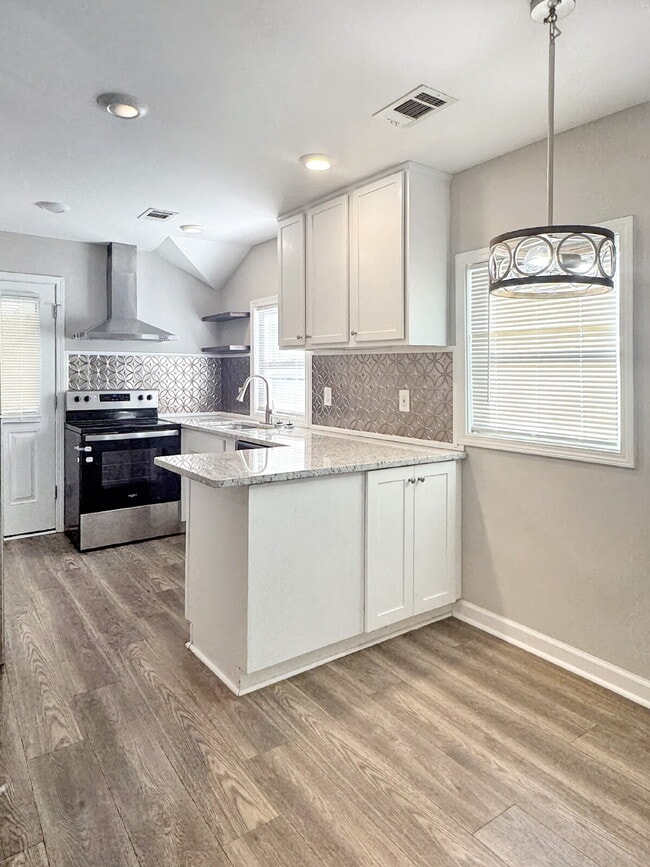 Building Photo - Newly Updated Jefferson Home with Spacious Backyard