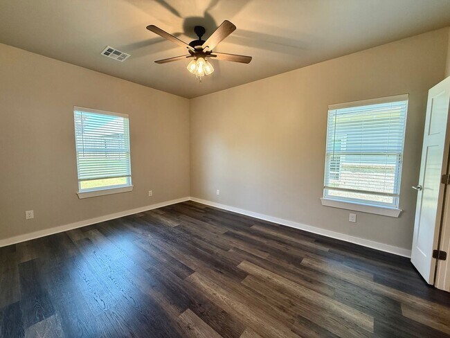 Building Photo - Large 2 Bed, 2 Bath in Beautiful Well-Main...