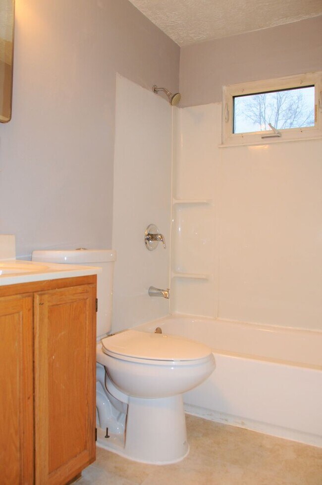 Building Photo - 926 S Harris Ave